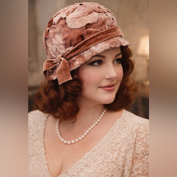 *1930’s cloche hat- velvet - champagne color- vintage - Picture 1 of 7